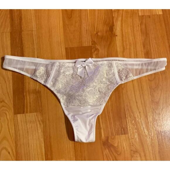 White and‎ Gold Thong - Picture 1 of 2